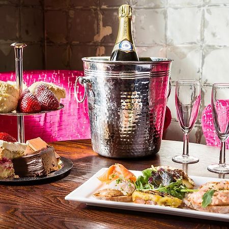 The Lounge Hotel & Bar Пенрит Екстериор снимка