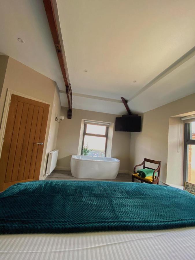 The Lounge Hotel & Bar Пенрит Екстериор снимка